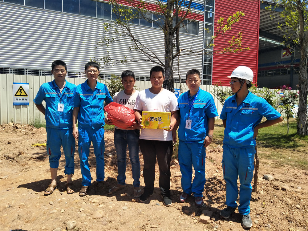2018年7月18日 上杭曠遠能源總經(jīng)理高溫慰問到工地，炎炎夏日送清涼